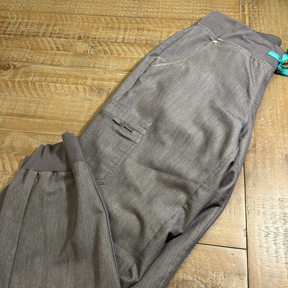 Figs technical collection scrub set graphite top size XS bottoms size S/P - Picture 9 of 17